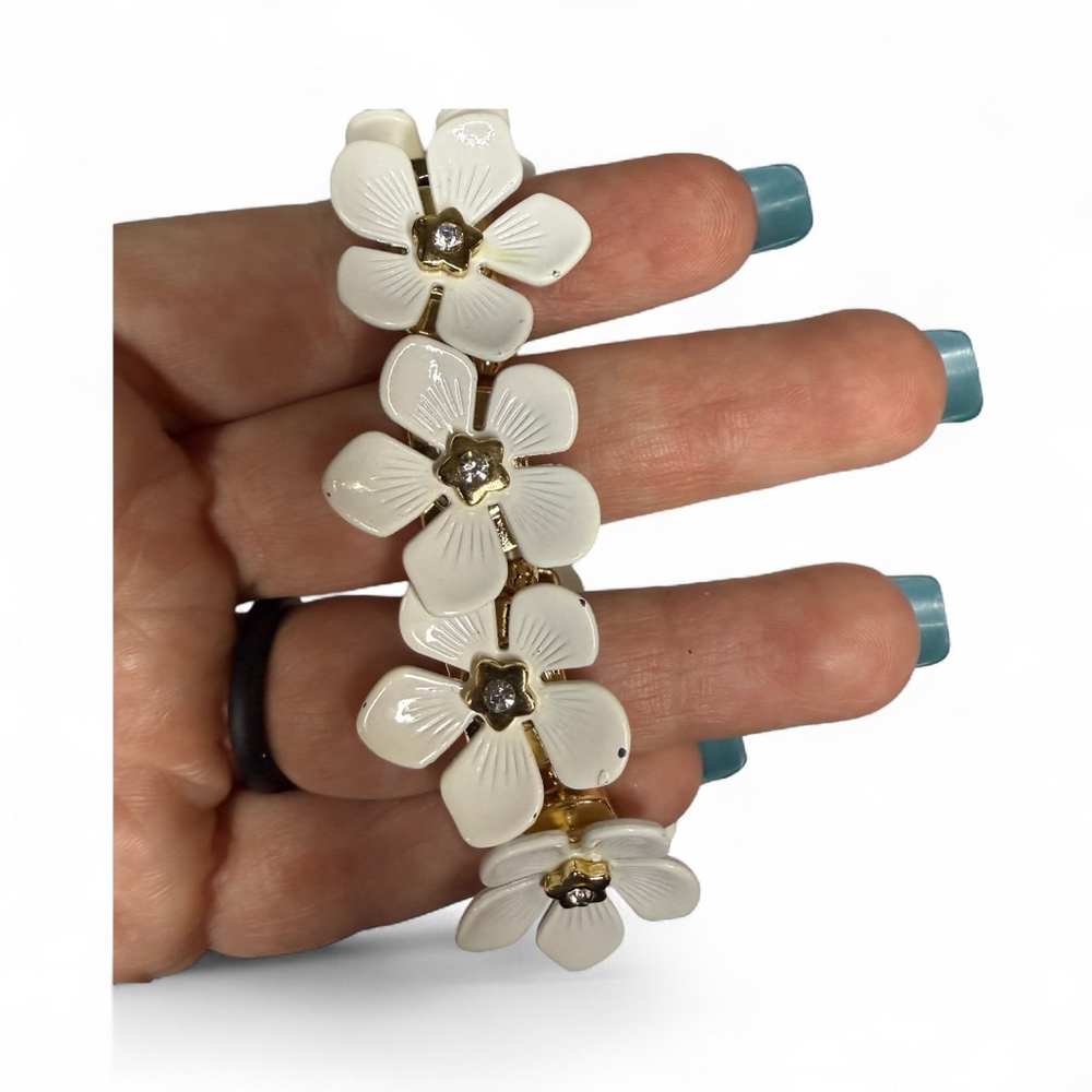 New Womens Charming Charlie White Gold Floral Stretch Bracelet One Size NWT Flaw - Picture 3 of 4